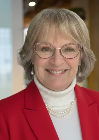 Stephanie Russell headshot